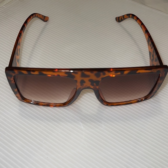 Oversized sunglasses with the shield Frame and the leopard print design - Picture 4 of 7